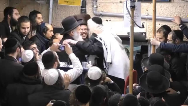 החיבוק בין הרב ראובן אלבז לרב אליעזר ברלנד