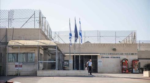 הוארך מעצר הסוהרת החשודה בהחדרת סמים בתוך עוגה לכלא הדרים