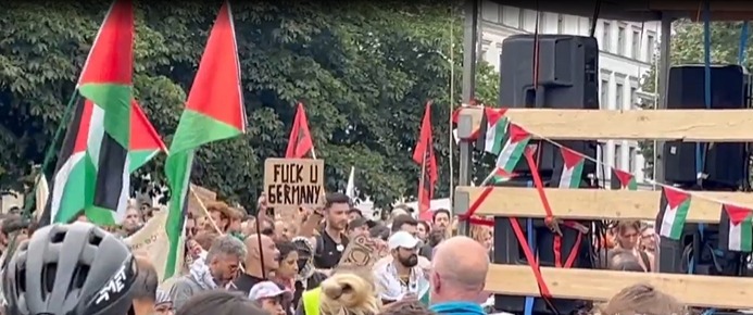 השלט Fuck You Germany