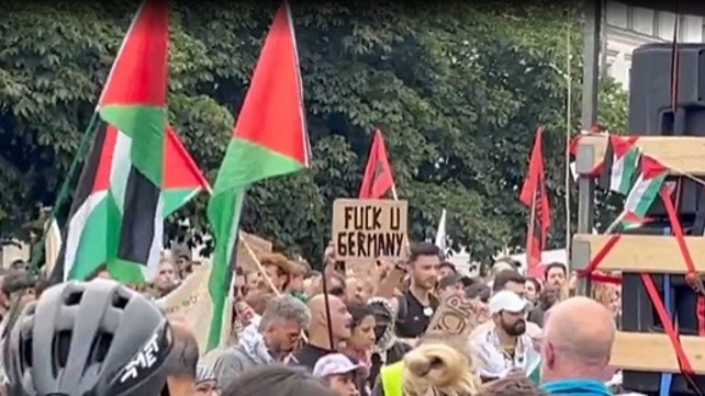 השלט Fuck You Germany