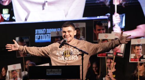 מקסים הרקין בעצרת בת"א: "אני מחבק אתכם מפה, מהבמה"