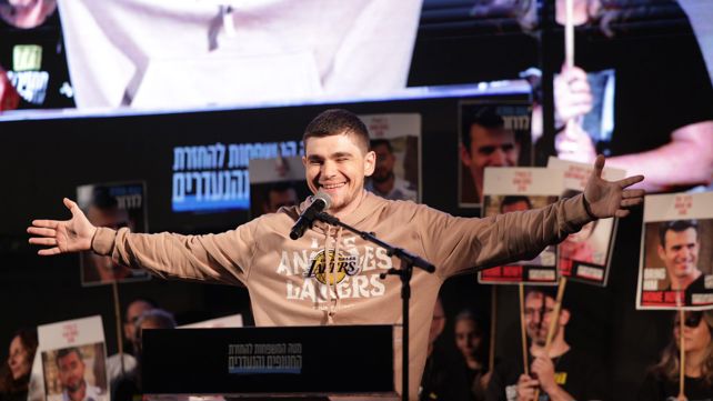 מקסים הרקין בכיכר החטופים