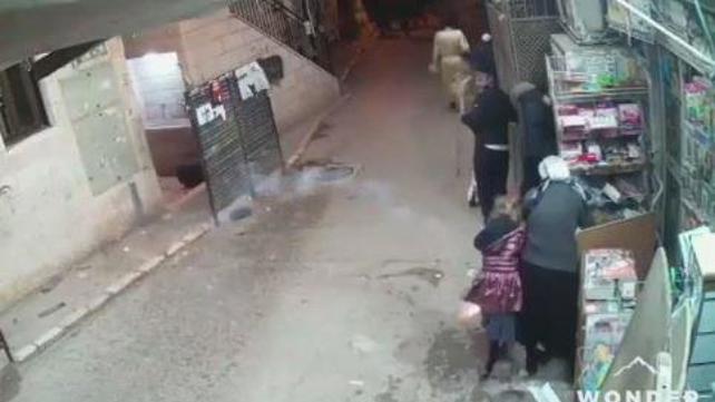 תיעוד כוחות משטרה משליכים רימון לעבר חרדים בירושלים 16.04.20
