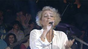 ריקי גל בביצוע השיר "מה זאת אהבה". 5.11.1993