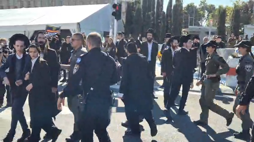 מפגינים חרדים סמוך ללשכת הגיוס בתל השומר