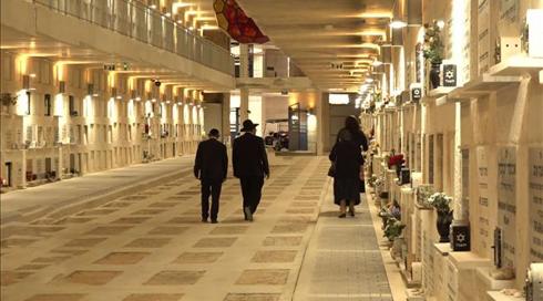 עמוק באדמה: הצצה לבית הקברות הענק שנבנה בירושלים - מתחת לפני הקרקע