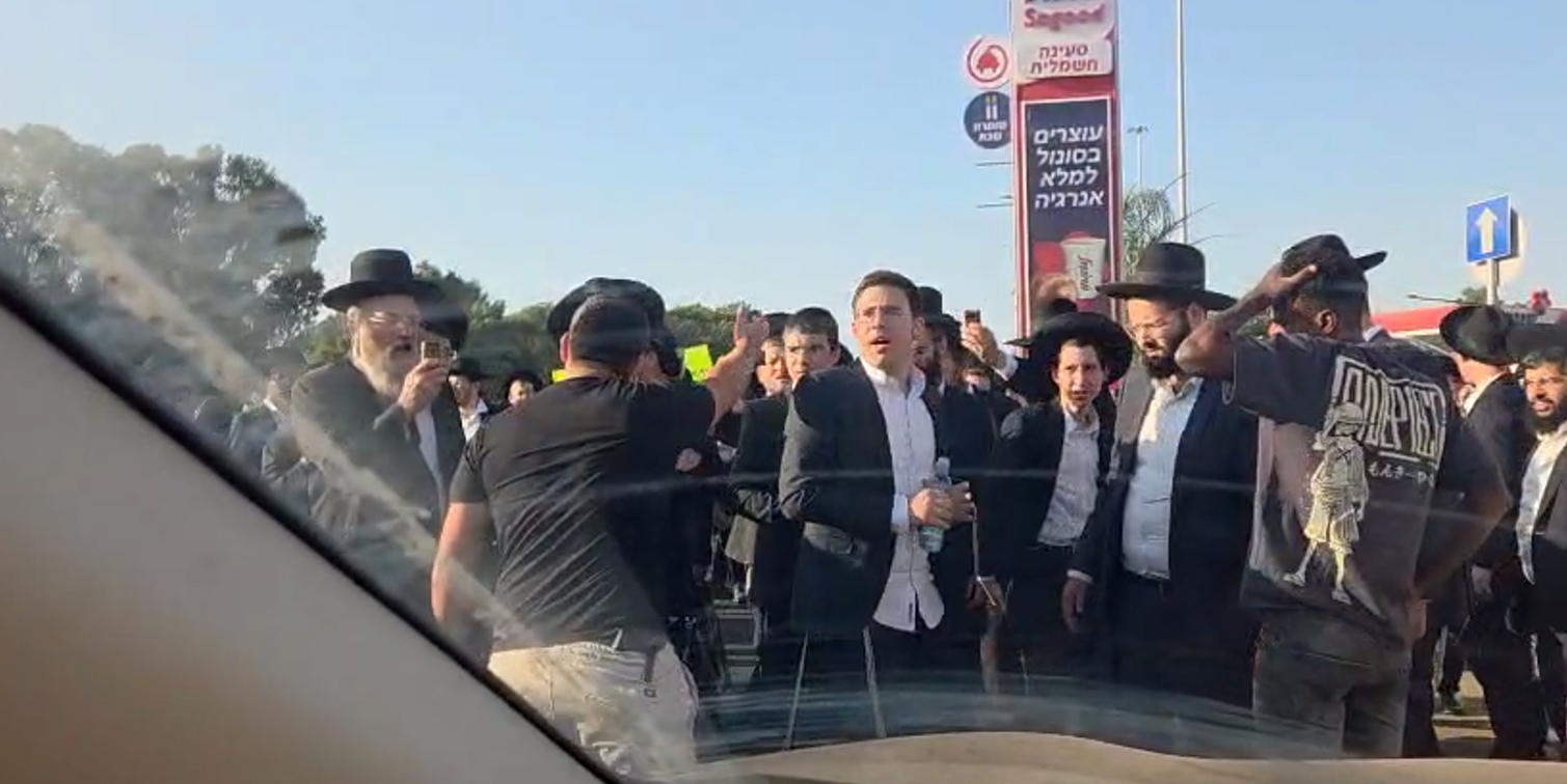 מפגינים חרדים חוסמים את כביש 2 במחאה נגד כליאת עריקים
