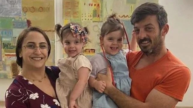 דוד ושרון קוניו ובנותיהן אמה ויולי