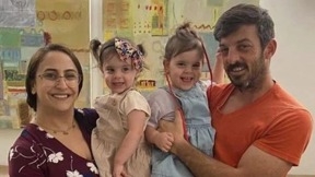דוד ושרון קוניו ובנותיהן אמה ויולי