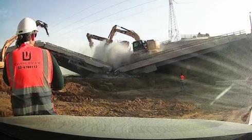 תיעוד: הטרקטורים הורסים את הגשר - וקורסים לתוכו