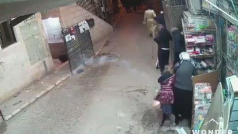 תיעוד כוחות משטרה משליכים רימון לעבר חרדים בירושלים 16.04.20