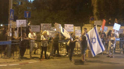 עשרות מפגינים מול ביתה של מרים נאור