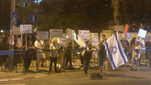 ההפגנה מול ביתה של מרים נאור