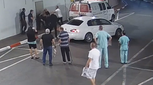 הכו וברחו: מצוד אחר גברים שתקפו מאבטחים בבית החולים איכילוב