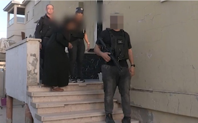 תיעוד מעצר אחותו של אסמאעיל הנייה בתל שבע