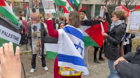 אחת מול כולם: המפגינה הגרמניה שתומכת בישראל זכתה בפרס מהקהילה היהודית