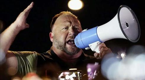 אחרי שטען שהמציאו את הטבח בביה"ס: השדרן האמריקני ישלם מיליארד דולר למשפחות הקורבנות
