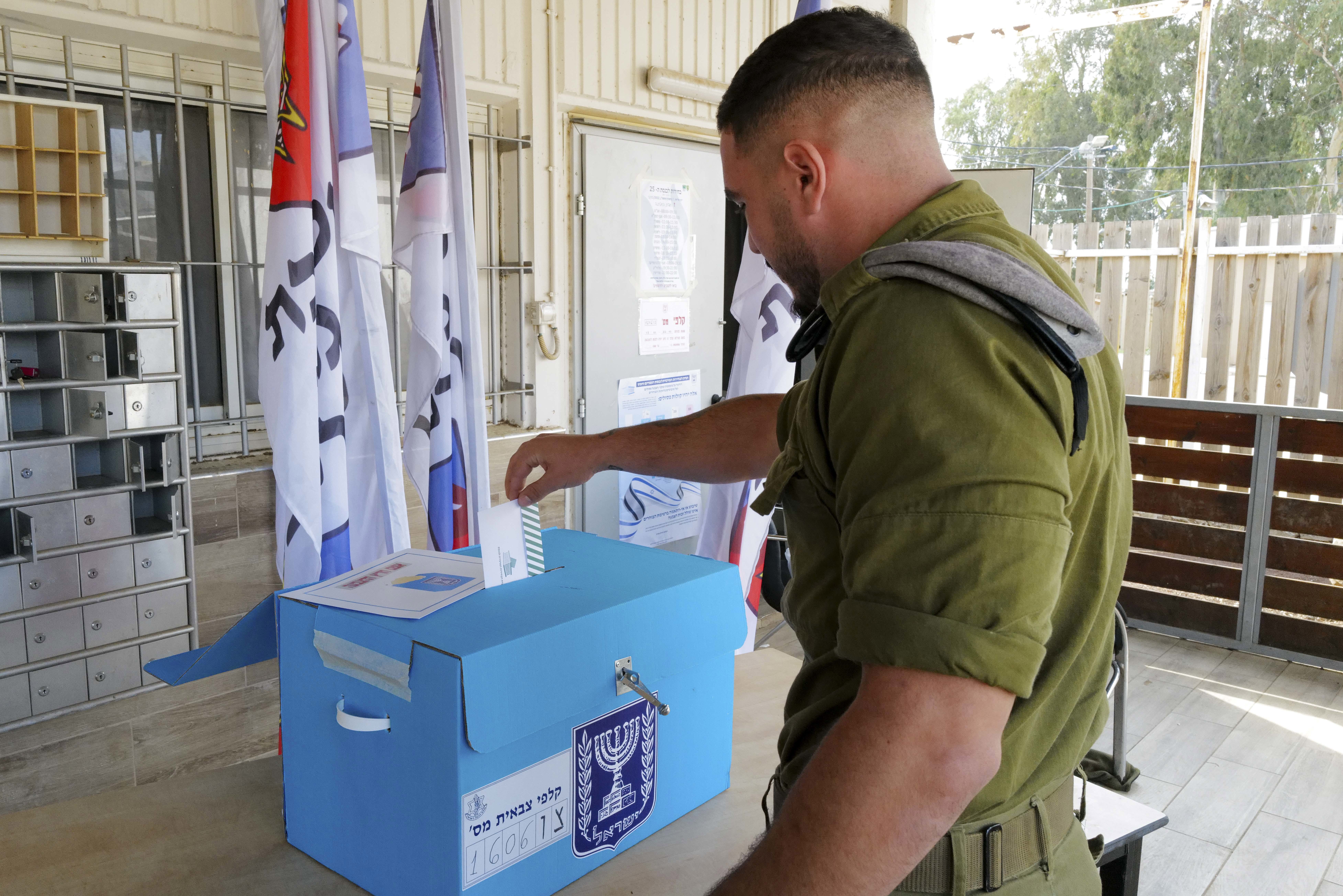 מיכאל גלעדי, פלאש 90