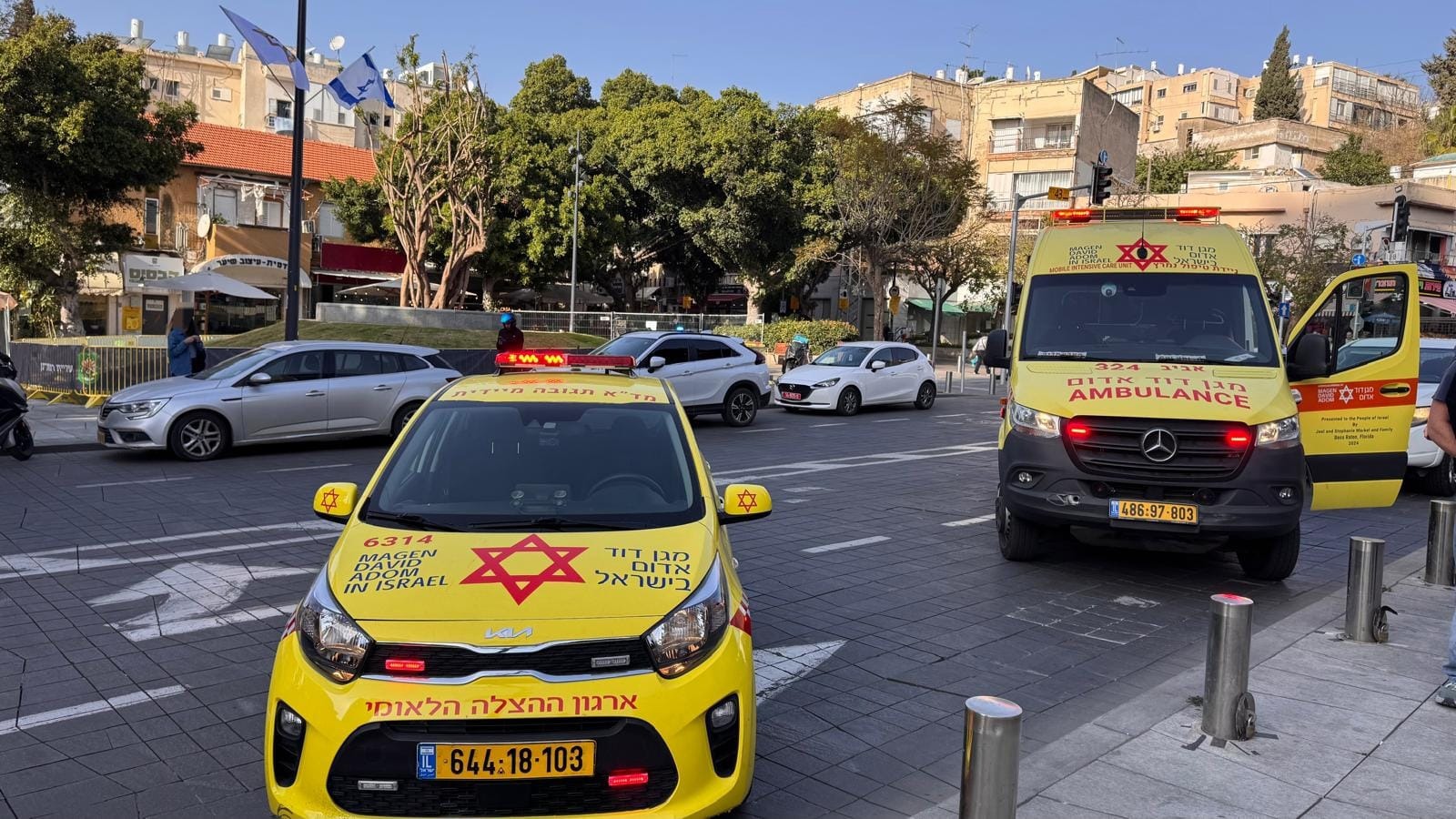 אמבולנסים בזירת הדקירה ברמת גן