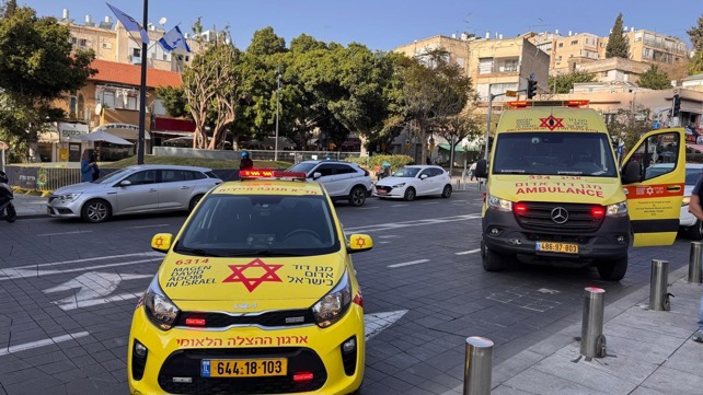 אמבולנסים בזירת הדקירה ברמת גן