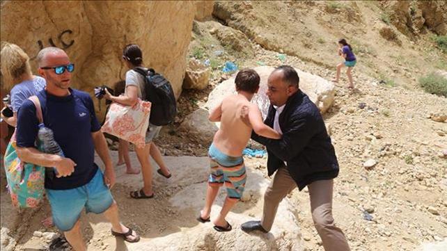 ראש עיריית קרק מסייע למטיילים הישראלים