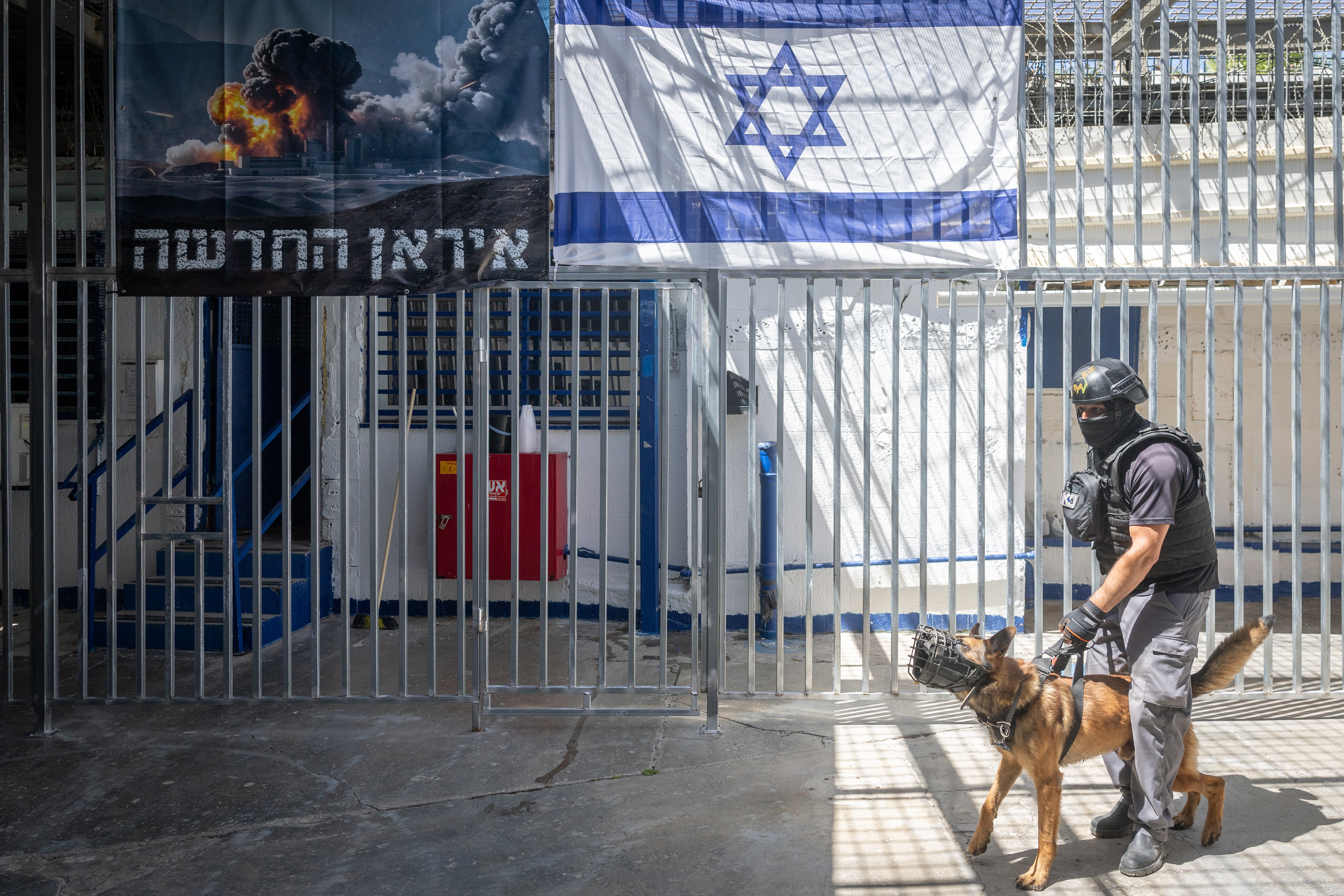סוהר באגף לאסירים המואשמים בריגול לטובת איראן בכלא דמון