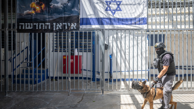 סוהר באגף לאסירים המואשמים בריגול לטובת איראן בכלא דמון