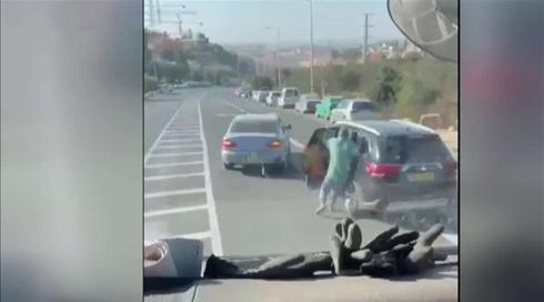 "זרקו אותי על הכביש": הנהגת שנשדדה באלימות בשומרון משחזרת