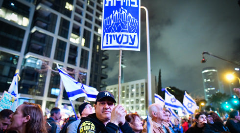 המחאה בקפלן: כלי רכב האיץ עם מפגין על מכסה המנוע