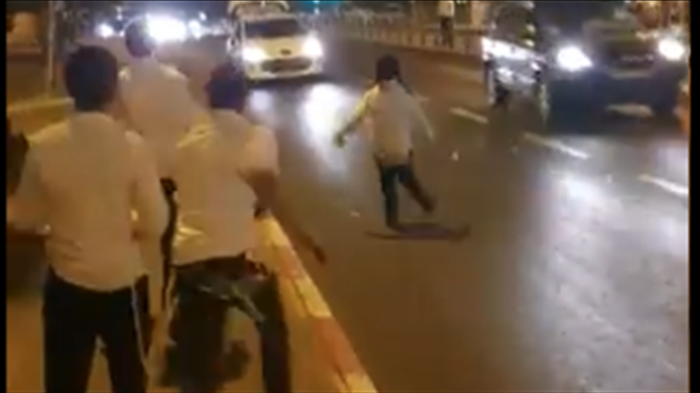 צעירים מתפרעים בכביש 1