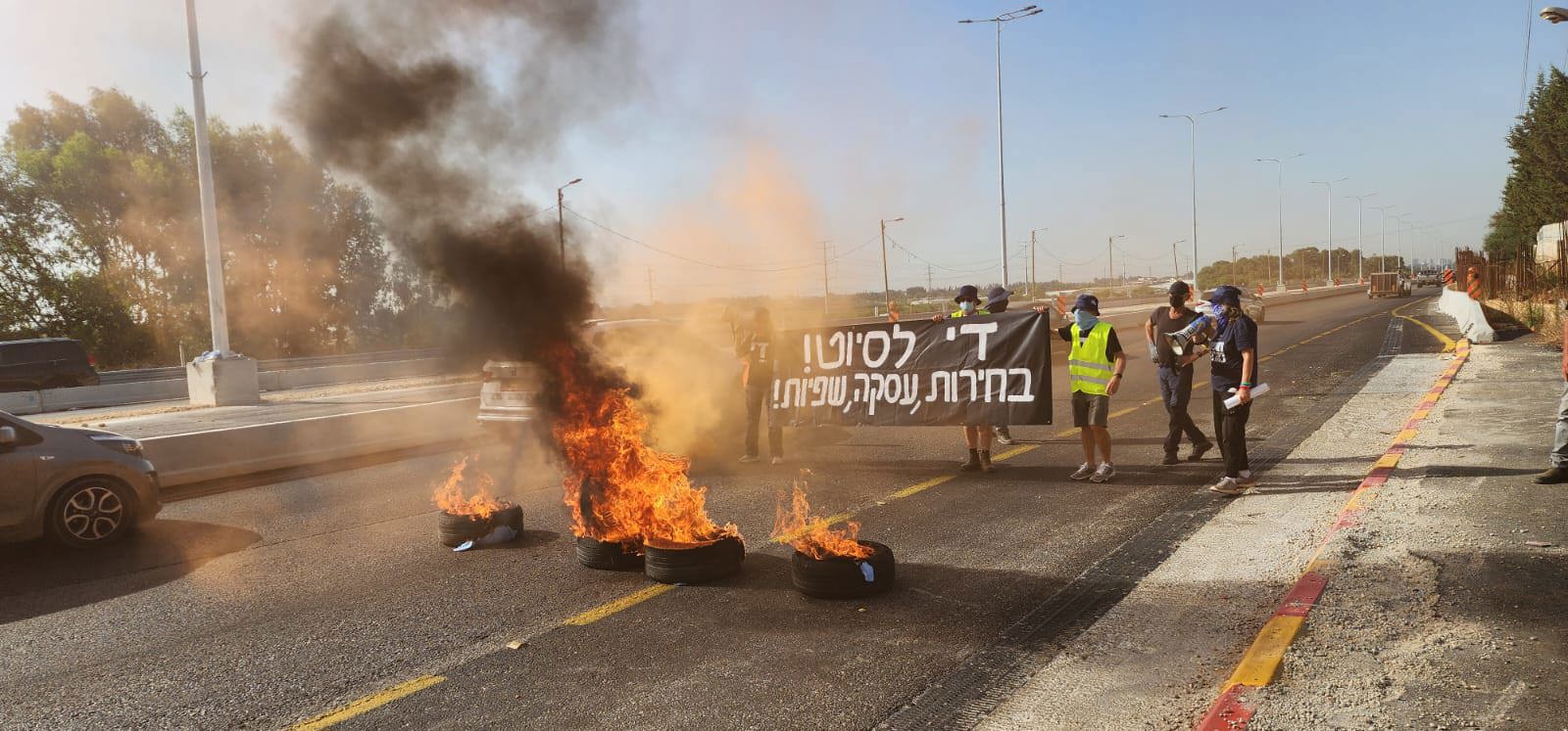 הבערת צמיגים בכביש ארבע סמוך לאבן יהודה