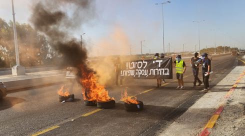 בקריאה לבחירות: מפגינים חסמו את איילון דרום