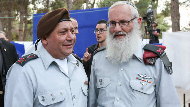 הרב הצבאי הראשי אייל קרים והרמטכ"ל גדי איזנקוט