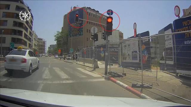 נהג מונית נוסע באדום