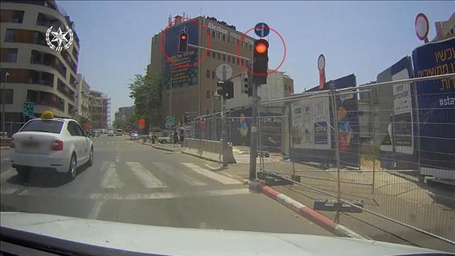 נהג מונית נוסע באדום