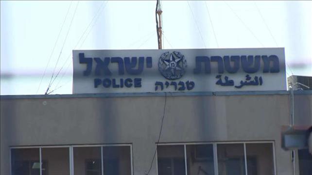 אצבע בעין למשטרה