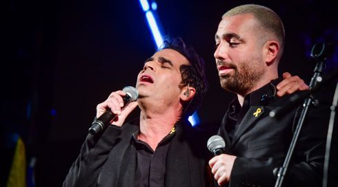 יש בהם אהבה: עומר אדם ואביב גפן שרו יחד בכיכר החטופים