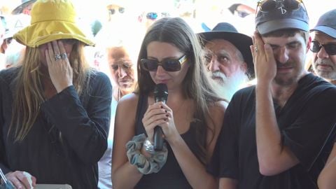 אליה אבוטבול (במרכז) בהלווית אביה, אלון אבוטבול, היום