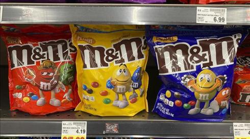 הפוליטיקה של השוקולד: M&M השיק אריזה חדשה – ועורר סערה