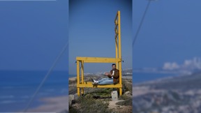 הכסא בכביש בחוף