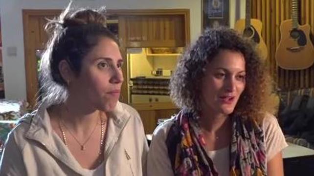 האחיות שבחרו להיפרד מהאחים שנרצחו דרך המוזיקה