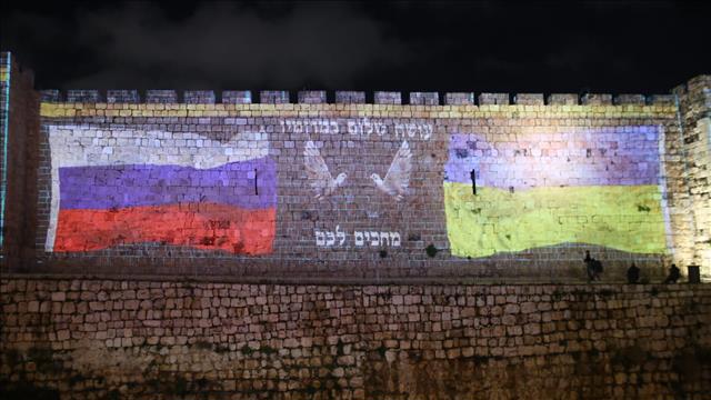 דגלי רוסיה ואוקראינה על חומות העיר העתיקה בירושלים