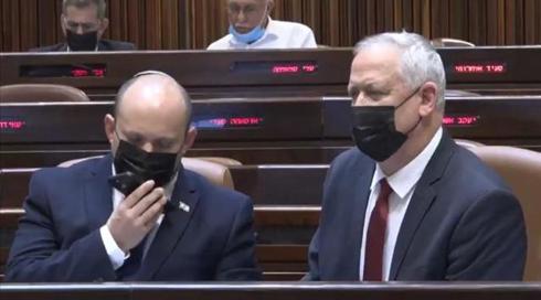 מקורבי בנט נגד גנץ: "מנסה להתבלט בתחום המדיני ופוגע ביציבות הממשלה"