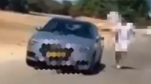 נכנס למקום מסוכן בספארי, יצא מהרכב וחברו ברח לו