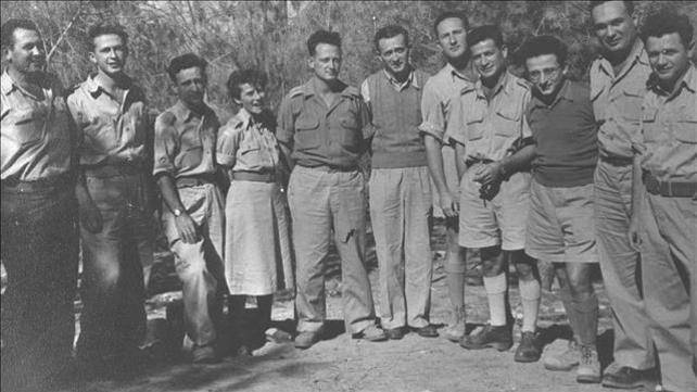יצחק רבין ויגאל אלון בצילום משותף עם הנהגת הפלמ"ח