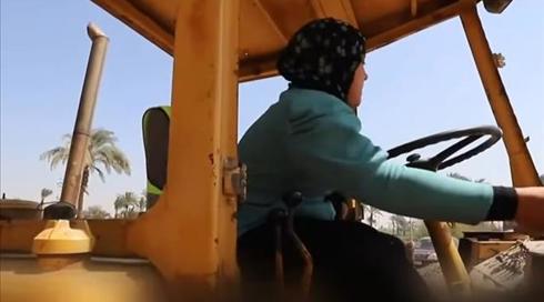 במקום חברים ובילויים: המצרית בת ה-15 שנוהגת בטרקטור כדי לפרנס את משפחתה