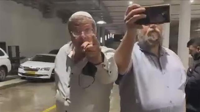 איתמר בן גביר שולף אקדע על מאבטחים בגני התערוכה, 22.12.21