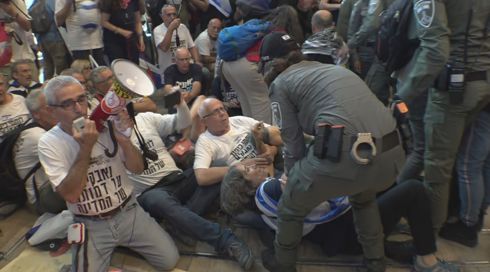 המחאה נגד הרפורמה בנתב"ג: 52 מפגינים נעצרו
