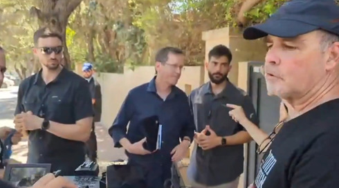 "נשיא של ממשלה כהניסטית": העימות בין הרצוג למפגינים מחוץ לביתו