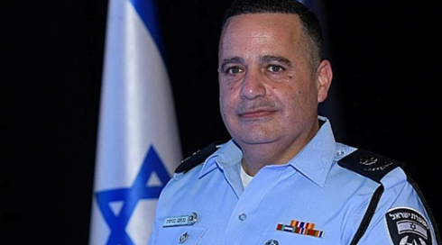 מני בנימין סירב לחתום על תנאי שחרורו ועוכב, עורך דינו טען: "חוקר מח"ש תקף אותו"